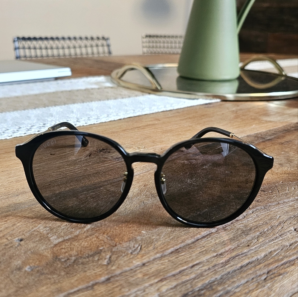 Gucci Black Round Frame Glasses with Sleek Design